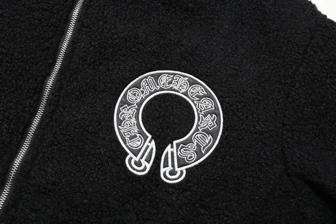P370 Model No. Y614 Chromehearts/Chrome Hearts Embroidered Letters Lamb Wool Spliced ​​Baseball Jacket Channel Boutique The most popular baseball jacket among fashionable men and fashionable women. There are versions at all levels in the market (you must compare the details). The most powerful quality control has been producing and researching baseball uniforms for 7 years. The details are exquisite. With it, you are the most beautiful boy in the world. The paint-coated full-face four-button buckle (button with LOGO), the average weight of the fabric is nearly 900 grams, and it is made of wool + eyeliner blended, custom-woven and dyed wool with high color fastness. The lining is made of silky and delicate cupro fiber! The texture is thick, the color is more uniform and beautiful, and the sharp edges and corners are full of three-dimensionality, showing laziness, casualness, and youthful vitality! size：M-XXL
